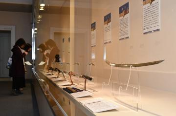 武器と美術品との機能を兼ね備えた歴代の名刀が並ぶ「備前刀の伝統」展=古河市中央町の古河歴史博物館