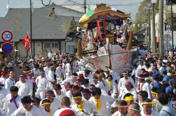 左右に大きく揺さぶられながら街中を通り抜ける神船=北茨城市大津町