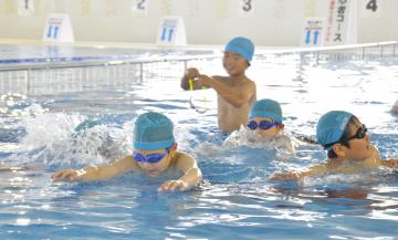 屋内温水プールで水泳の授業を楽しむ鹿嶋市立中野西小学校の児童たち=同市津賀