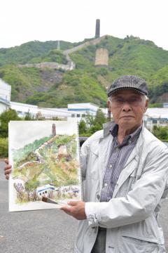 大煙突の風景を絵にした岡村参次さん=日立市宮田町