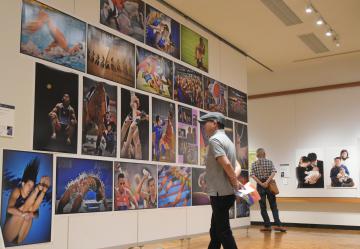 多彩な作品が並ぶ「茨城のプロカメラマン展」=水戸市千波町