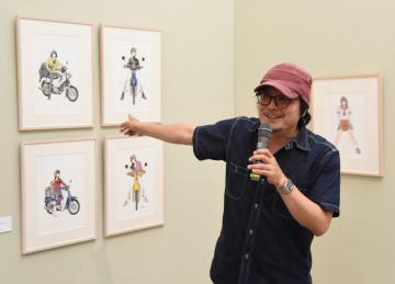 展示作品について解説する漫画家の江口寿史さん=筑西市丙のしもだて美術館