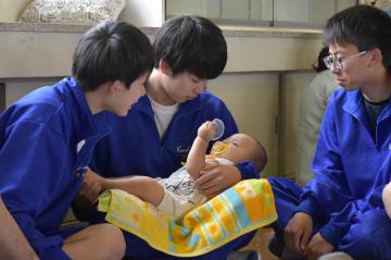 赤ちゃんと触れ合う鹿島高の生徒たち=鹿嶋市城山