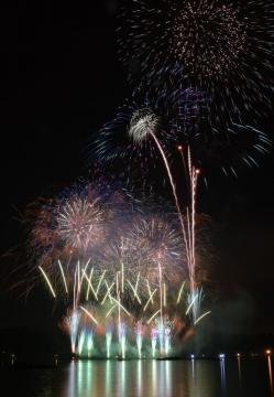 茨城新聞 鮮やか大輪 水戸彩る 花火7000発 黄門まつり開幕