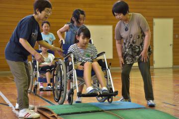 車いすの操作を学ぶ児童たち=常陸太田市谷河原町