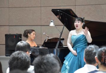 透明感ある歌声を披露した、水戸市出身のソプラノ歌手・森田妃加允さん(右)=水戸市千波町の県近代美術館