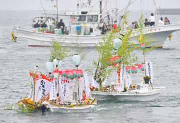 漁船に引かれ、み霊を乗せた盆船が港内を回った=16日、北茨城市の大津漁港
