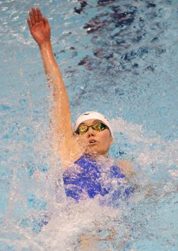 〈競泳少年B女子100メートル背泳ぎ決勝〉8位入賞の井田真由(鹿島学園高)=山新スイミングアリーナ、吉田雅宏撮影
