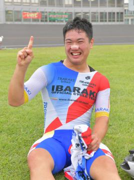 〈自転車少年男子スクラッチ決勝〉優勝を果たし、試合後、笑顔で喜ぶ木村皆斗(取手一高)=取手競輪場