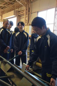茨城新聞 磯原郷英高生が体験 機械や金属加工 製造業の魅力学ぶ 日立産業技術専門学院