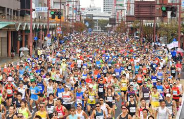 茨城新聞 水戸黄門漫遊マラソン 1万3977人 県都疾走