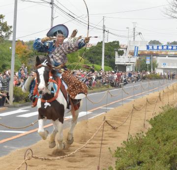 疾走する馬上から的を狙う射手=笠間市笠間