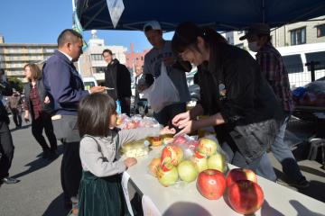 大子町の農家を支援しようと直売会でリンゴを買い求める人たち=水戸市宮町