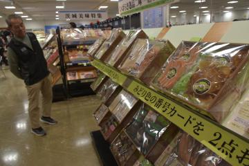 お歳暮ギフトセンターの内見会が開かれた京成百貨店7階=水戸市泉町