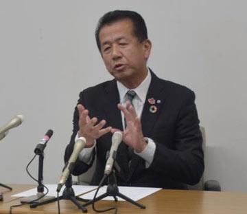 住民グループの質問に答える山田修村長=21日午後、東海村役場
