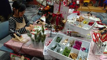 ワークショップでクリスマスオーナメントを作る来場者=つくば市西大橋