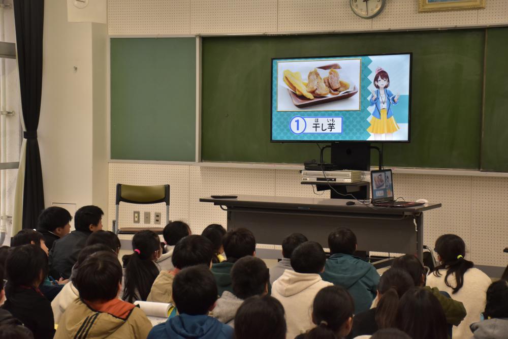 茨ひよりがクイズを出題し、児童は楽しみながら本県への理解を深めた=筑西市西方