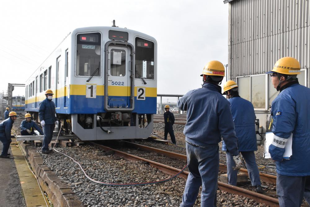 脱線した列車を復旧させる訓練に取り組む関東鉄道の社員たち=常総市水海道高野町
