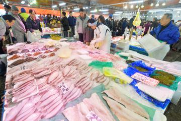 海鮮求め年の瀬 市場にぎわう ひたちなか 茨城新聞 海鮮求め年の瀬 市場にぎわう ひたちなか 茨城新聞