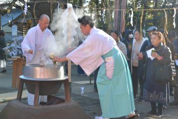 水戸八幡宮の湯清め神事で御神湯を配る神職ら=水戸市八幡町