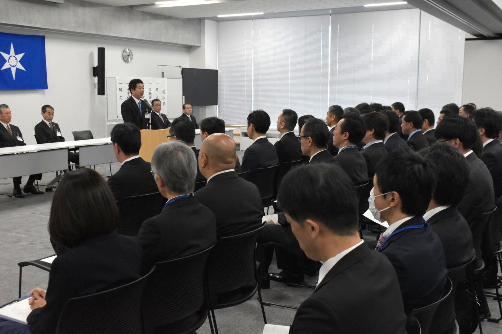 幹部職員らに訓示を述べる高橋靖市長=水戸市中央