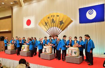 県勢の発展を祈念し鏡開きをする千鳥会の世話人ら=水戸市千波町、吉田雅宏撮影