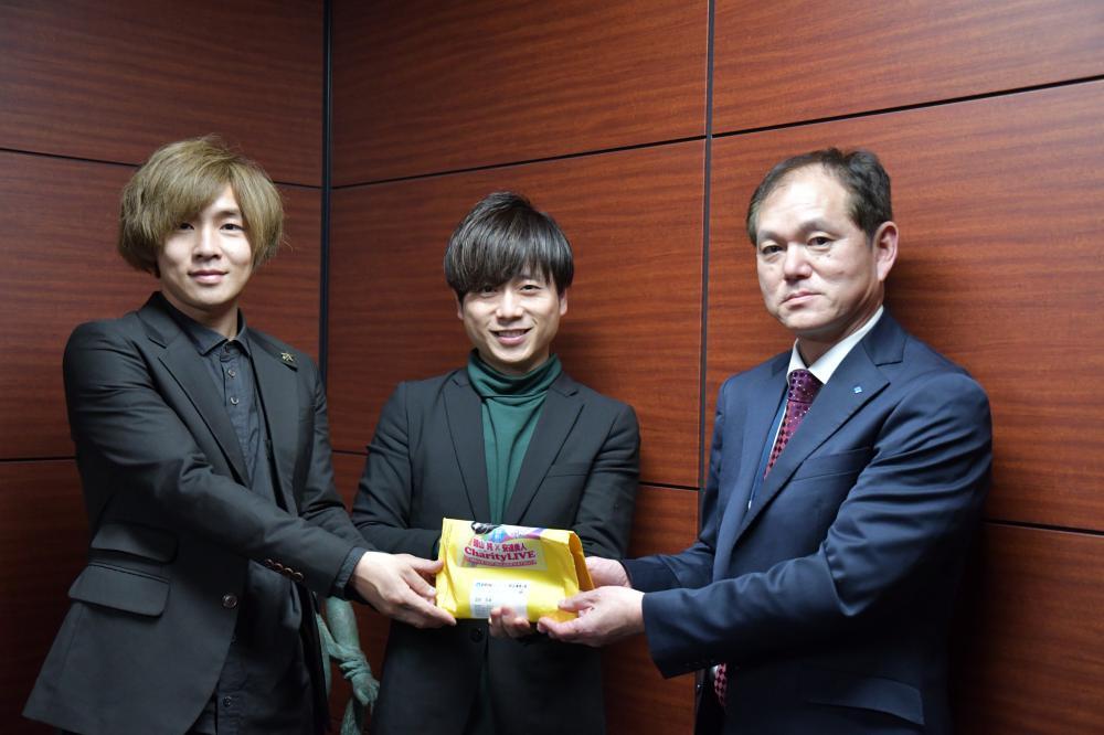 寄付金を渡す安達勇人さん(左)と磯山純さん(中央)=茨城新聞社
