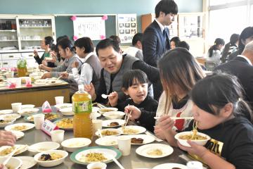 茨城新聞 結城 江川南小で 白菜パーティー 生産農家に振る舞う