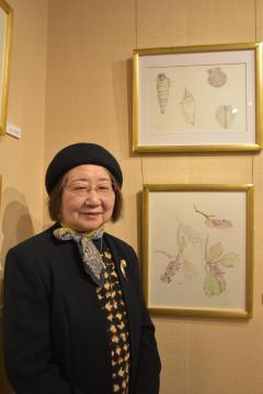 会場にはスケッチも展示される。「植物の面白さを感じてもらえたら」と話す大塚ミチ子さん=水戸市備前町