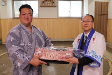 荒磯親方(左)に常陸の輝きを手渡す阿部勇司県営業戦略部次長=東京都江戸川区の田子の浦部屋