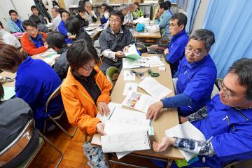 養豚場に出発する前、打ち合わせをする県の獣医師ら=17日午前8時46分、筑西市新井新田、吉田雅宏撮影
