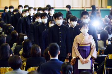 卒業式を終え会場を後にするマスク姿の卒業生たち=1日午前、つくば市竹園、菊地克仁撮影