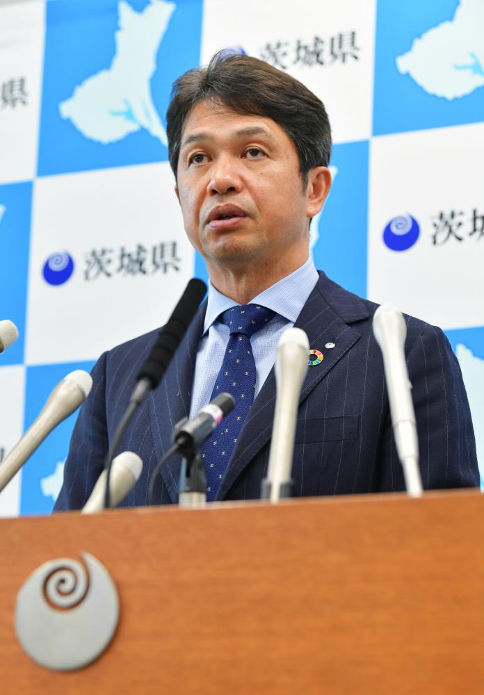 県内で2人目の新型コロナウイルスの感染者の確認を受け、記者会見する大井川知事=18日午後4時37分、県庁、菊地克仁撮影