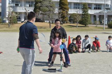 サンアメニティのスタッフから指導を受け、ボールゲームを楽しむ子どもたち=笠間市湯崎