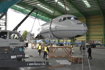 ザ・ヒロサワ・シティ構内の格納庫に運び込まれた、戦後初の国産旅客機「YS11」の胴体部分=筑西市茂田