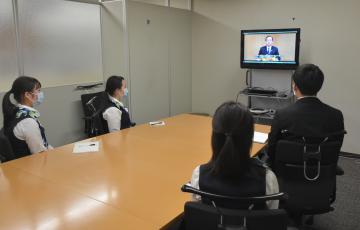 笹島律夫頭取のビデオメッセージを視聴する常陽銀行の新入行員=水戸市南町