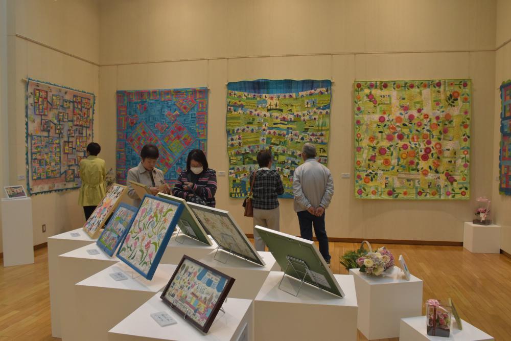 春らしい鮮やかな色合いの作品が展示される「創作キルト　加藤政子展」=水戸市備前町の常陽史料館