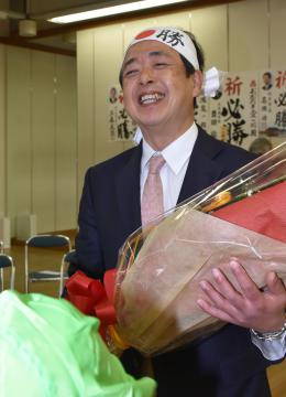 当選の報を受け、支持者から花束を受け取る大瀧愛一郎氏=常陸大宮市石沢