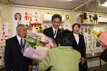 無投票当選が決まり、花束を贈られる鈴木定幸氏=常陸大宮市中富町