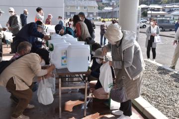 微酸性電解水の配布を受ける市民=常陸太田市中城町
