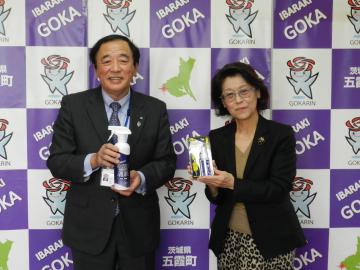 染谷森雄町長(左)に除菌スプレーを寄贈した染めQテクノロジィの今村恵美子専務=五霞町役場