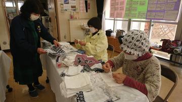 高齢者に贈ろうと手作りマスクを作製するボランティア=日立市金沢町