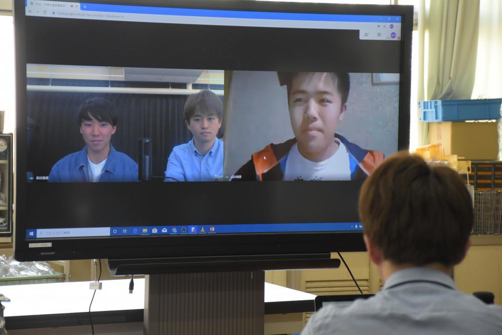 ビデオ会議システムで生徒(画面右)の質問に答える寺田泰成さん(同中央)と深野一真さん=つくば市並木