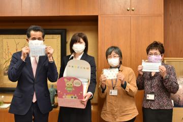 山口伸樹市長(左)にマスクを寄贈する大成学園かさまこども園の職員=笠間市役所