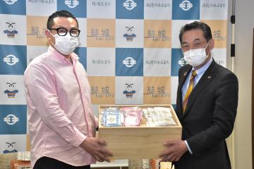 小林栄市長(右)とマスクを寄贈した赤荻雅人さん=結城市結城