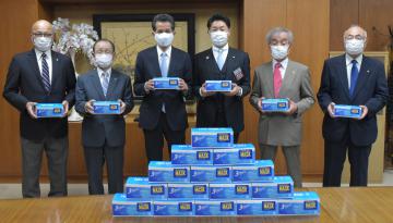 山口伸樹市長(中央左)にマスクを贈った福田将人笠間青年会議所理事長(同右)ら=笠間市役所