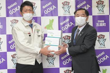 五霞町にマスクを寄贈した大塚工務店の大塚剛社長(左)=同町役場