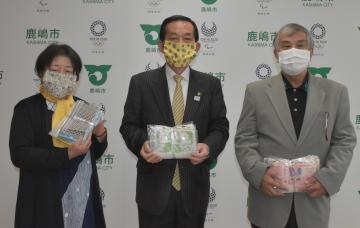 手作りマスク500枚を寄贈した「一針の会」の石津悦子代表(左)=鹿嶋市役所