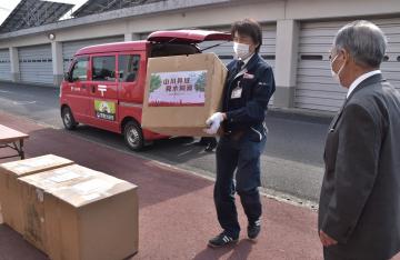 中国・余姚市からマスクなどの支援物資が常陸太田市役所に届いた。右は大久保太一市長=1日午後、同市金井町
