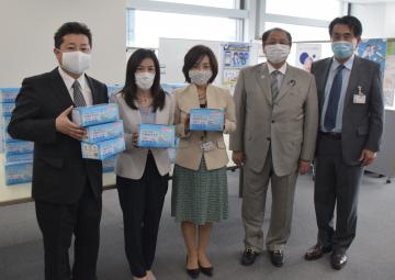 県にマスクを寄贈した「ビジネスデザイン社　いち」の西野宮貴昭社長(左)=県庁